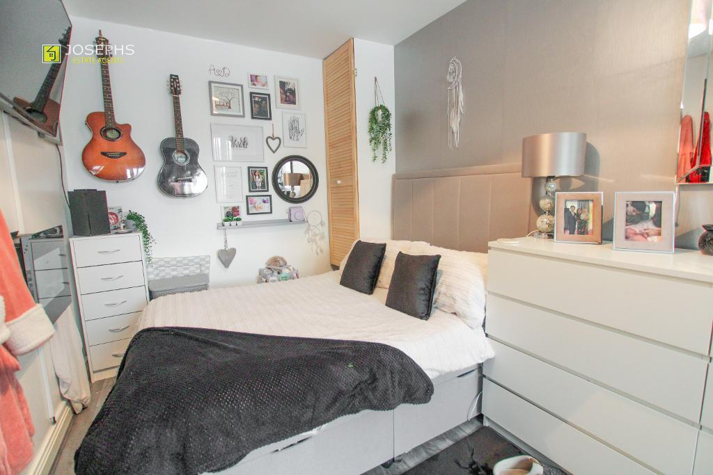 Fearney Side, Little Lever, Bolton, BL3 1BU