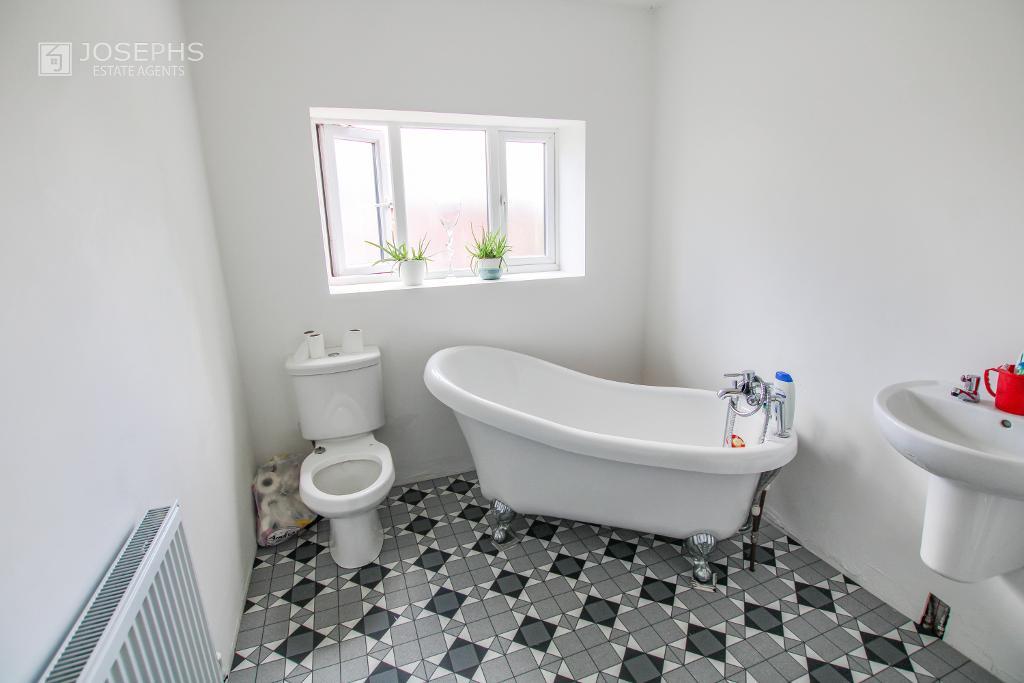 Wigan Road, Bolton, BL3 5QE